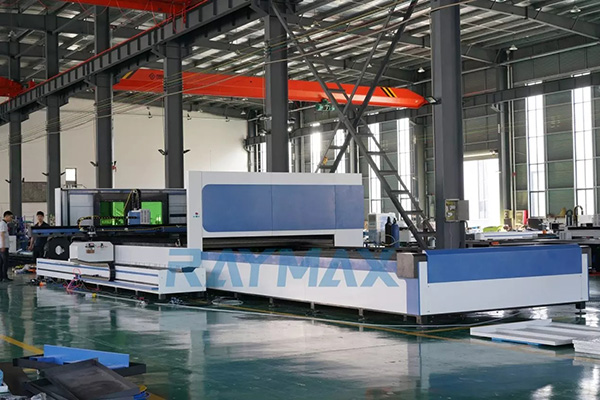 IPG Ar gau Bwrdd Math 4KW Fiber Laser Metel Torri Machine