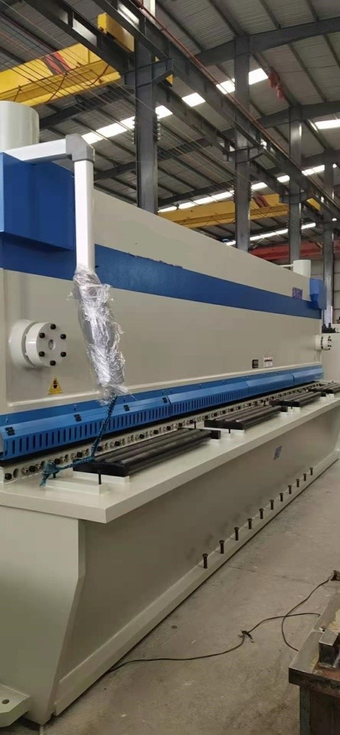 Hydraulische Tafelschere QC11Y 12 x 6000 mm wurde nach Argentinien geliefert